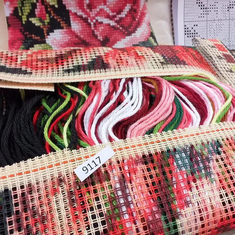 Fiori rose kit tela fili schemi ricamare cuscino mezzo punto croce