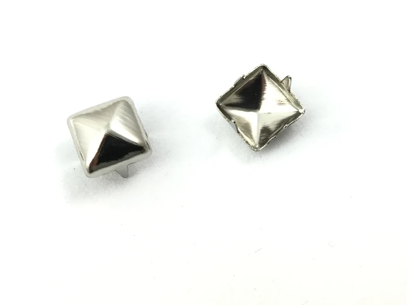 Borchie piramide metalliche cf.10pz