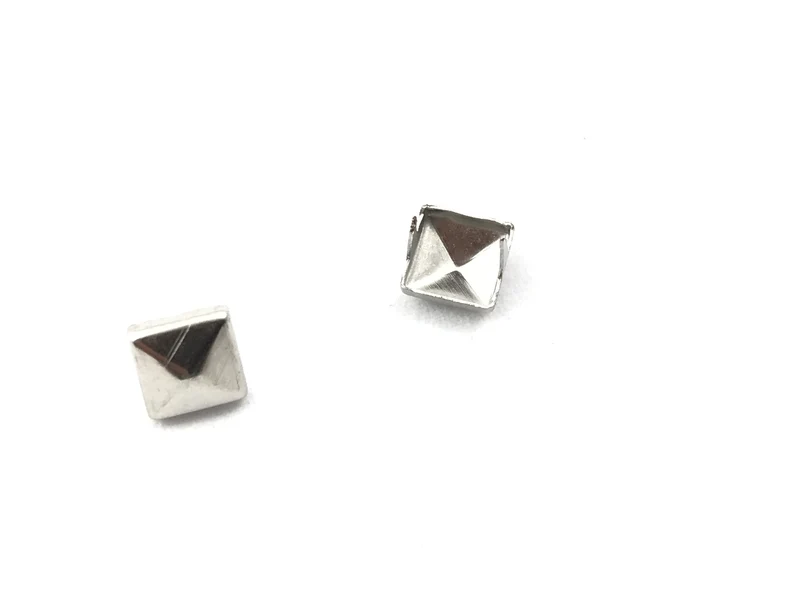 Borchie piramide metalliche cf.10pz