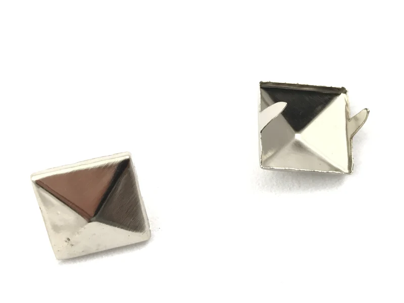Borchie piramide metalliche cf.10 pz