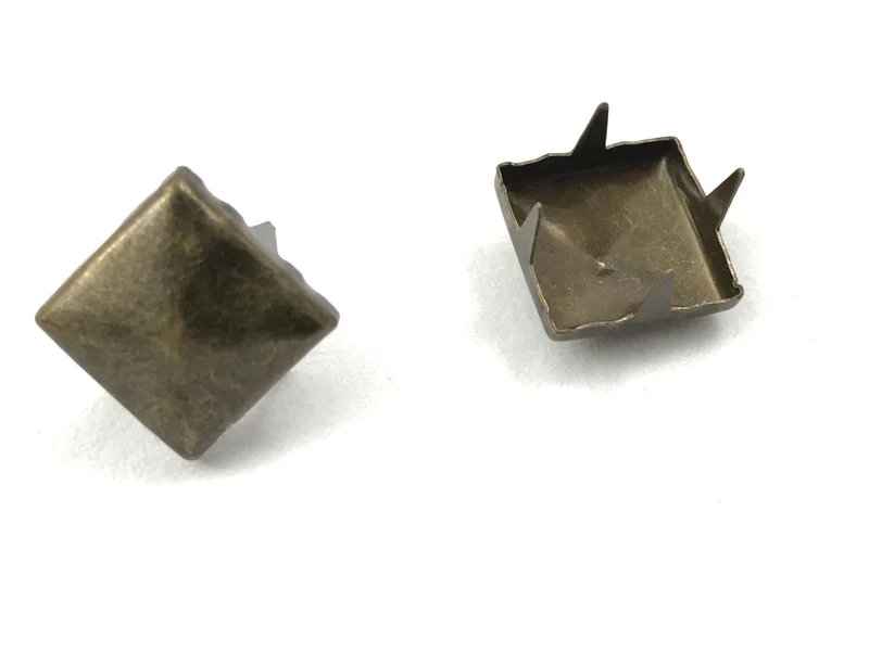 Borchie piramide metalliche cf.10 pz