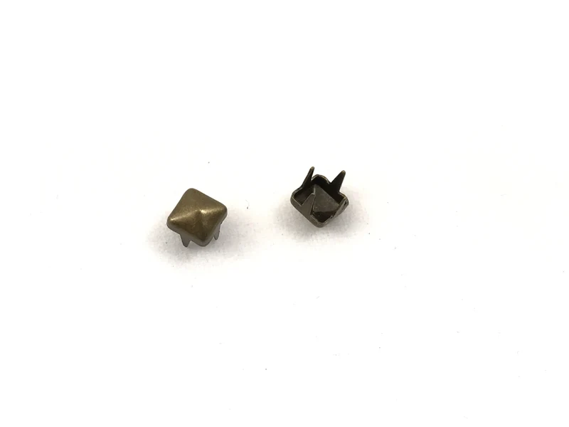 Borchie piramide metalliche cf.20pz