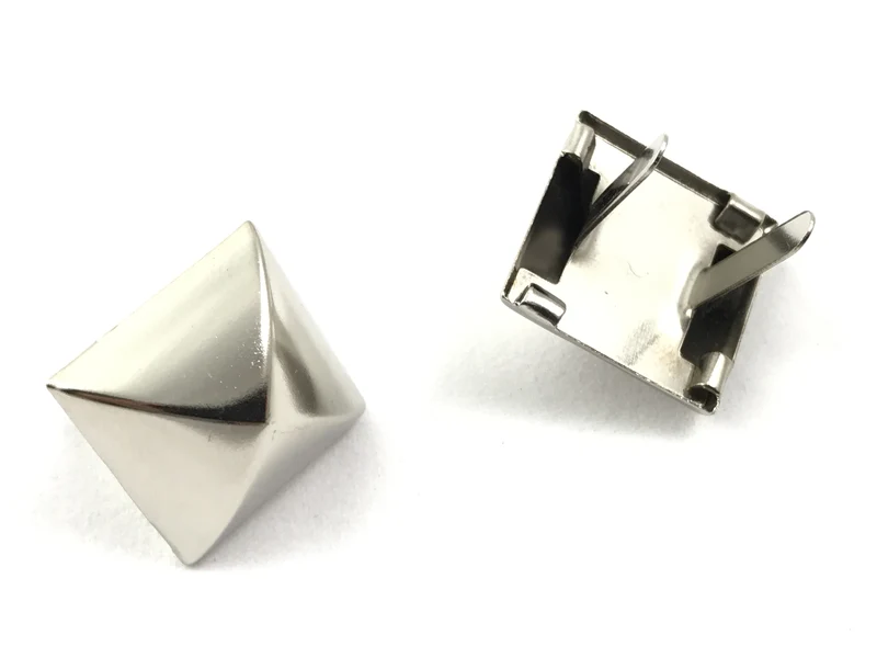 Borchie piramide metalliche cf.5 pz