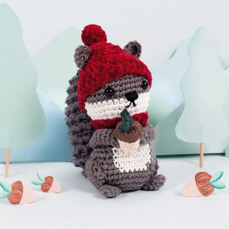 DMC Kit Amigurumi Nutty Squirrel – Scoiattolo Autunnale Intermedio con Happy Cotton e Chenille