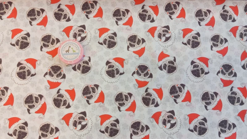 Baumwollstoff Hunde Mops mit Mützen Weihnachten weiß