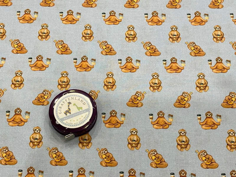 Baumwollstoff Faultiere mit Kaffee, Schokolade und Gitarre