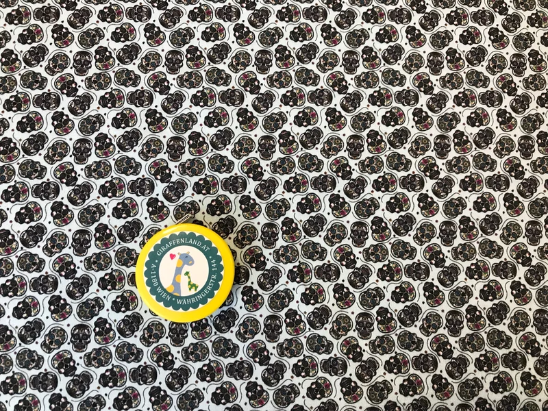 Baumwollstoff Totenköpfe schwarz auf mint