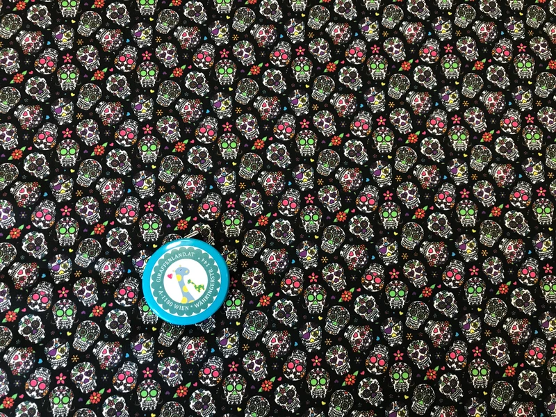 Baumwollstoff Totenköpfe mit Blumen bunt