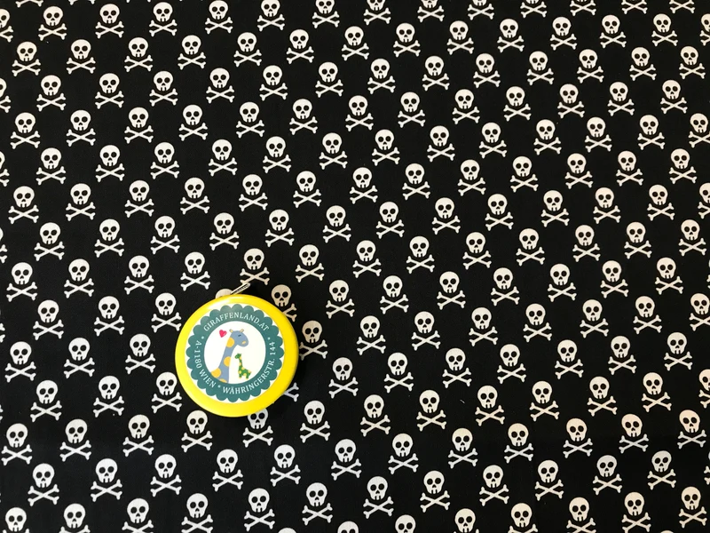 Baumwollstoff Totenköpfe regelmäßig schwarz